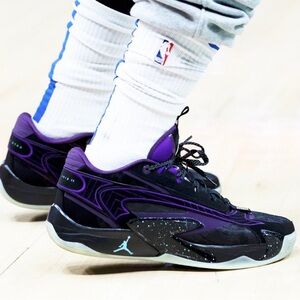 Jordan Men's Black and Purple Sneakers